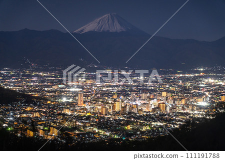 [山梨縣]富士山和甲府盆地的夜景、千代田湖和白山的景色 111191788