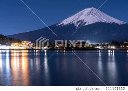 [Yamanashi Prefecture] Mt. Fuji at night seen from the shore of Lake Kawaguchiko 111191832