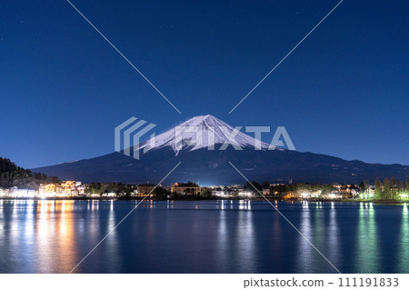 [Yamanashi Prefecture] Mt. Fuji at night seen from the shore of Lake Kawaguchiko 111191833