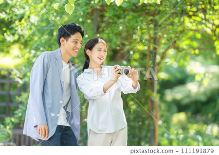 Couple taking photos 111191879