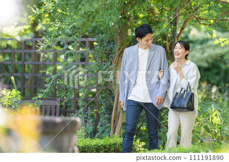 情侶在清新的綠色公園散步 情侶在清新的綠色公園散步 111191890