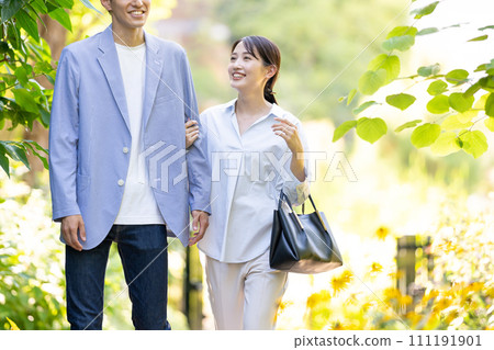 一對夫婦散步 111191901