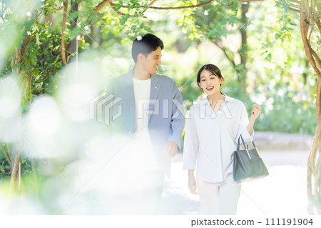 年輕夫婦散步 年輕夫婦散步 111191904