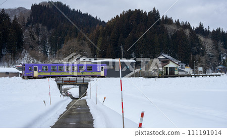冬季，秋田內陸線列車接近宇後中里站 111191914