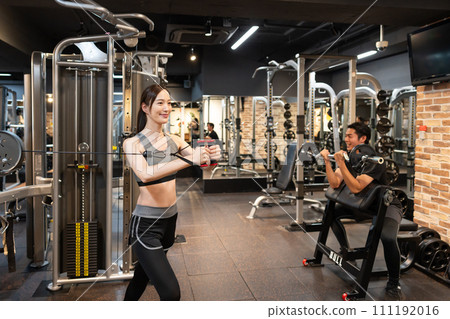 情侶在健身房鍛煉 111192016