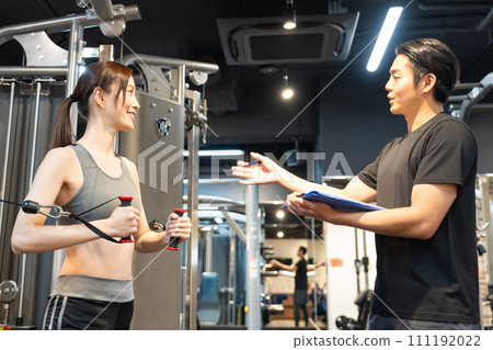 一位女士在健身房接受教練的指導 111192022