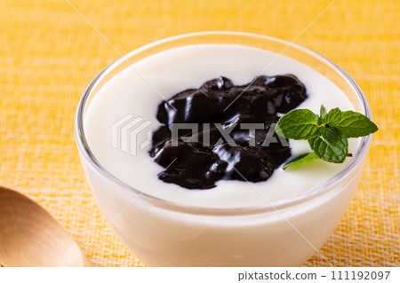 Yogurt and blueberry jam 111192097