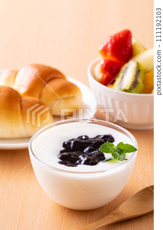 Yogurt and blueberry jam 111192103