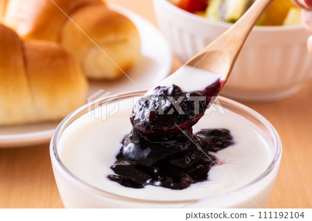 Yogurt and blueberry jam 111192104