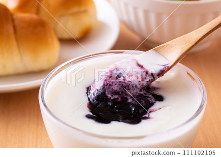 酸奶和藍莓果醬 111192105