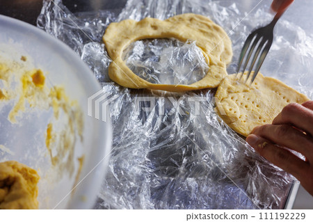 從麵團中取出模具並用叉子戳孔。 111192229