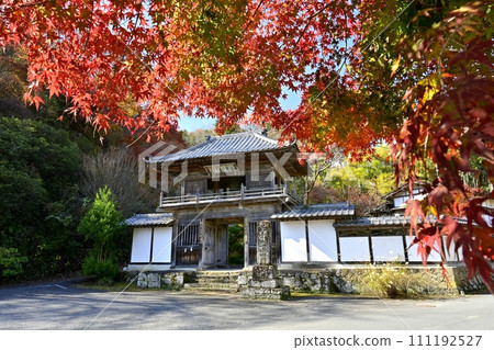 Maple leaves on the bell tower gate of Chichibu Temple No. 32 Hoshoji Temple in autumn Maple leaves on the bell tower gate of Chichibu Temple No. 32 Hoshoji Temple in autumn 111192527