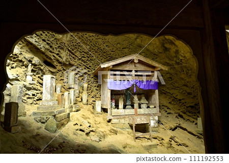 秩父寺第 32 號寺法勝寺觀音堂後方塔福尼地層的岩切地藏菩薩秋季 111192553