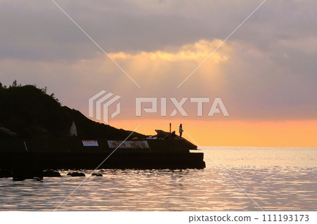 海上的日落和漁夫 111193173