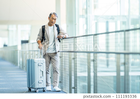 有手提包的老人 111193336