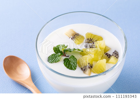 酸奶和獼猴桃 111193343