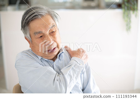 日本老人肩膀僵硬 111193344