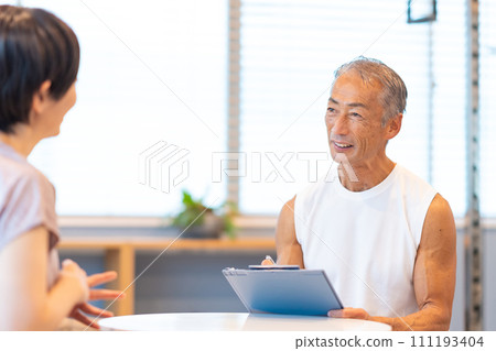 在健身房工作的高級男教練 111193404