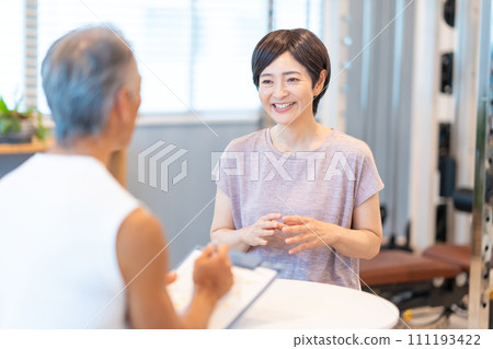 中年婦女接受心理諮詢 111193422