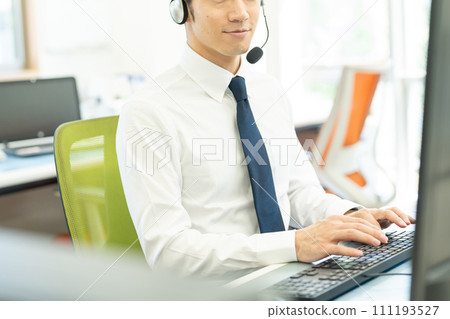 年輕人,操作員,呼叫中心,工作人員 年輕人,操作員,呼叫中心,工作人員 111193527