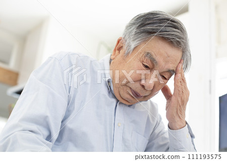 日本老人家患有偏頭痛 111193575