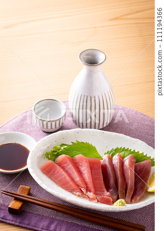 鮪魚生魚片和清酒 111194366