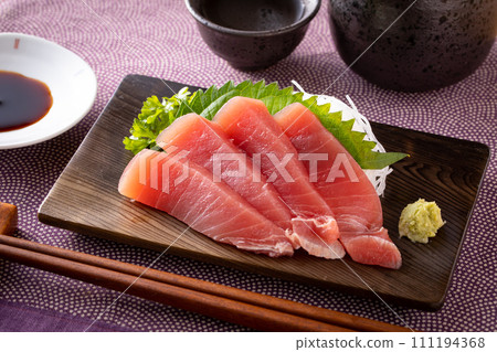 鮪魚生魚片和清酒 鮪魚生魚片和清酒 111194368