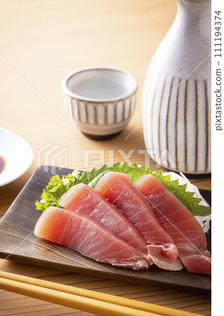 鮪魚生魚片和清酒 111194374
