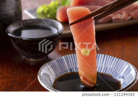 Tuna sashimi 111194383