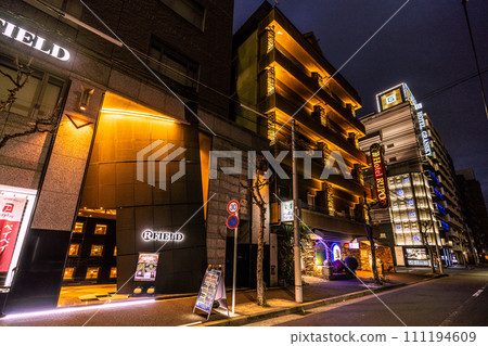 日本東京城市景觀 清晨錦糸町和飯店區的景色。一座熙熙攘攘的不夜城堡... = 2 月 2 日早上 6 點剛過 111194609