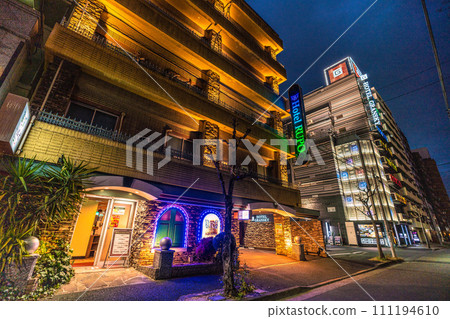 日本東京城市景觀 清晨錦糸町和飯店區的景色。一座熙熙攘攘的不夜城堡... = 2 月 2 日早上 6 點剛過 111194610