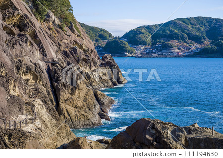 World Heritage Site "Onigajo" (Kumano City, Mie Prefecture) - Coastal scenery of sheer cliffs World Heritage Site "Onigajo" (Kumano City, Mie Prefecture) - Coastal scenery of sheer cliffs 111194630