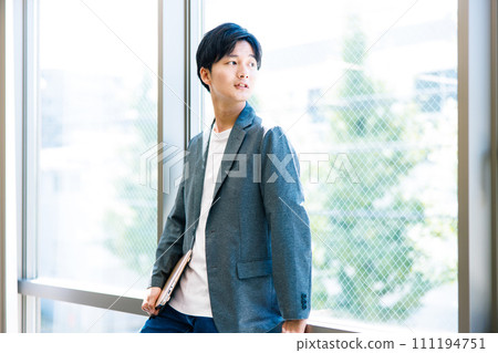 商人在辦公室看著窗外 111194751