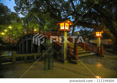 Dazaifu Tenmangu Shrine approach in the rain 111194800