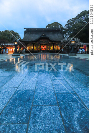 Dazaifu Tenmangu Shrine approach in the rain 111194852