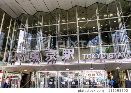 日本東京城市景觀東京站日本橋出口景觀（載著外國遊客的巴士從成田機場陸續抵達）=第二 111195590