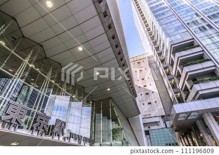 Tokyo cityscape in Japan View of Tokyo Station Nihonbashi exit (Buses carrying foreign tourists arrive one after another from Narita Airport) = 2nd 111196809