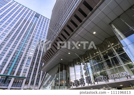 Tokyo cityscape in Japan View of Tokyo Station Nihonbashi exit (Buses carrying foreign tourists arrive one after another from Narita Airport) = 2nd 111196813