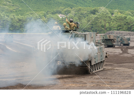 日本陸上自衛隊90式戰車搶救車噴出濃煙 日本陸上自衛隊90式戰車搶救車噴出濃煙 111196828