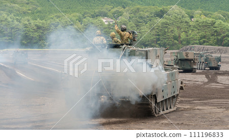 日本陸上自衛隊90式戰車搶救車噴出濃煙 日本陸上自衛隊90式戰車搶救車噴出濃煙 111196833