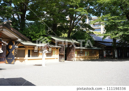 原宿東鄉神社在綠意盎然的綠樹映襯下格外引人注目 原宿東鄉神社在綠意盎然的綠樹映襯下格外引人注目 111198336