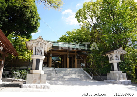 原宿東鄉神社在綠意盎然的綠樹映襯下格外引人注目 原宿東鄉神社在綠意盎然的綠樹映襯下格外引人注目 111198400