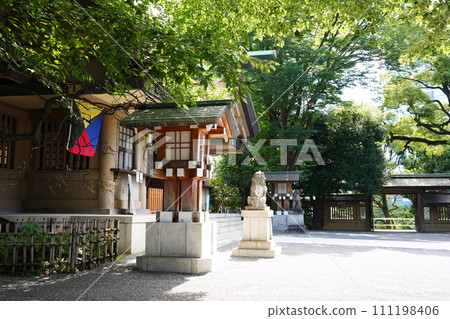 原宿東鄉神社在綠意盎然的綠樹映襯下格外引人注目 原宿東鄉神社在綠意盎然的綠樹映襯下格外引人注目 111198406