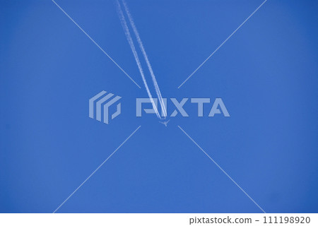 飛機和尾跡在藍天中飛行 111198920
