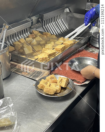 拍攝夜市攤販正在油炸台灣傳統美食臭豆腐 111199214