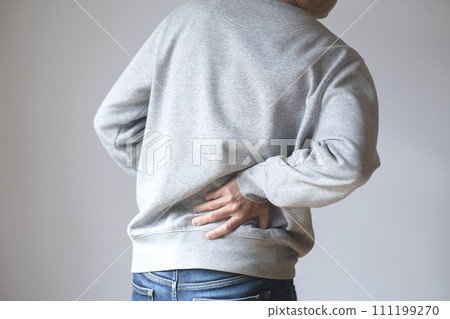 背痛的男人，身體部位，不露面，後視圖 111199270