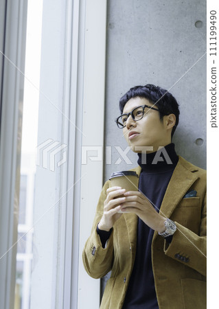 戴眼鏡、手持飲料杯站立的年輕人肖像,垂直姿勢攝影合作:有明教育藝術學院 戴眼鏡、手持飲料杯站立的年輕人肖像,垂直姿勢攝影合作:有明教育藝術學院 111199490