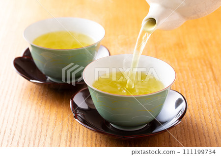 Pour green tea 111199734