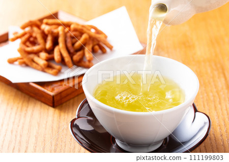 Pour green tea 111199803