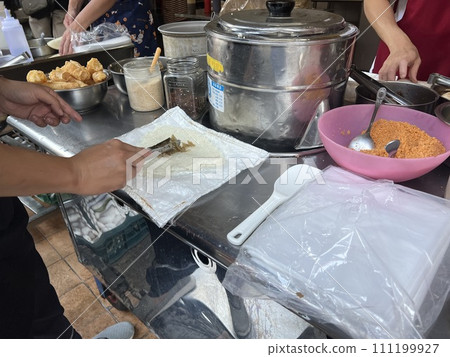 Photographing a breakfast shop clerk skillfully making rice balls 111199927